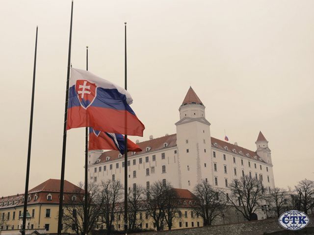 Na Slovensku vejú vlajky na pol žrde. Slováci...