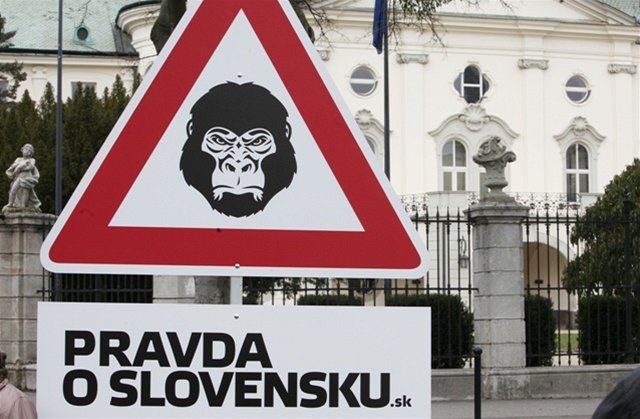 Na protest proti kauze Gorila sa objavila pred...