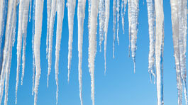 Čo robiť v zime? Skočiť pod ľad, fotiť auroru, 4 dni korčuľovať