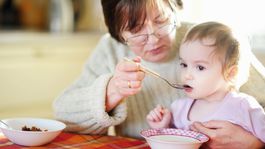 Narodilo sa vnúča? Čím jeho rodičom naozaj pomôžete