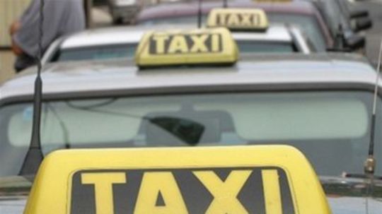 Zákon zrovnoprávnil taxikárov s Uberom