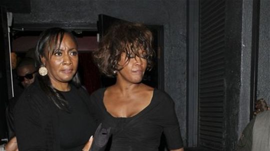 Speváčka Whitney Houston odchádza z nočného...