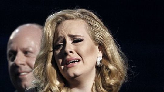 Dojatá speváčka Adele si prevzala hlavnú cenu...