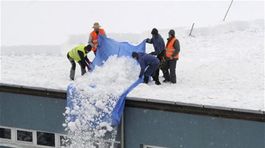 Horolezci odstraňujú sneh