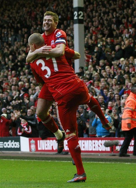 Martin Škrtel v objatí so Stevenom Gerrardom.
