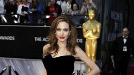 Oscar - červený koberec - Angelina Jolie