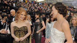 Oscar - červený koberec - Jessica Chastain (vľavo) a Milla Jovovich