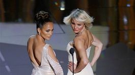 Oscar - červený koberec - Jennifer Lopez (vľavo) a Cameron Diaz 
