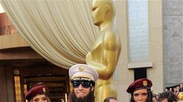 Oscar 2012 - ceremoniál - Sacha Baron Cohen a Soňa Skoncová