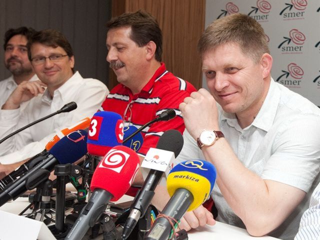 Šéf Smeru Robert Fico so svojimi spolustraníkmi...