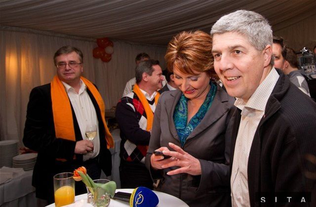 Béla Bugár v centrále strany Most-Híd, vľavo...