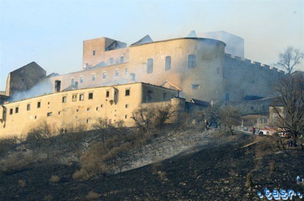 Hrad Krásna Hôrka zdevastoval veľký požiar.