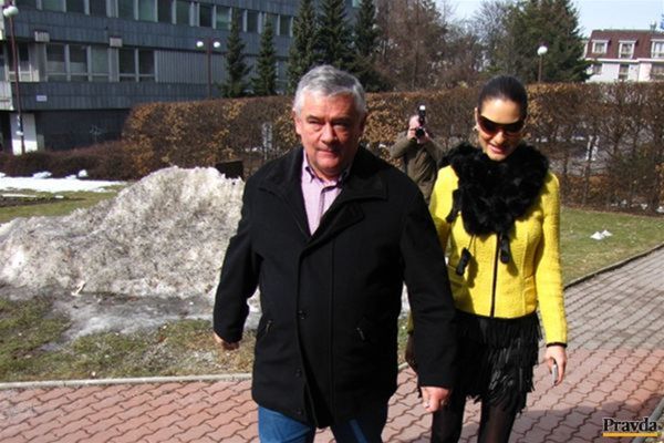 Šéf SNS Ján Slota prichádza do volebnej...