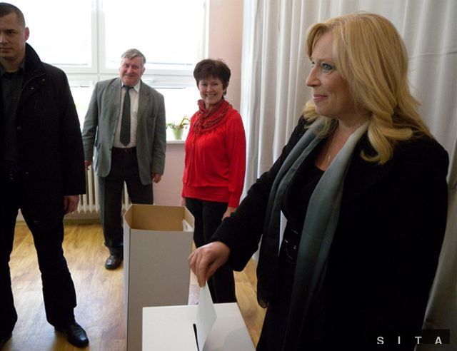 Premiérka Iveta Radičová vhadzuje hlasovací...