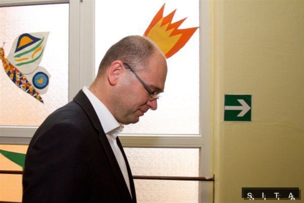 Predseda SaS Richard Sulík pred novinármi...