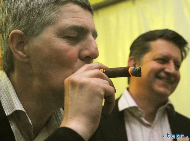 Predseda Most-Híd Béla Bugár fajčí cigaru v...