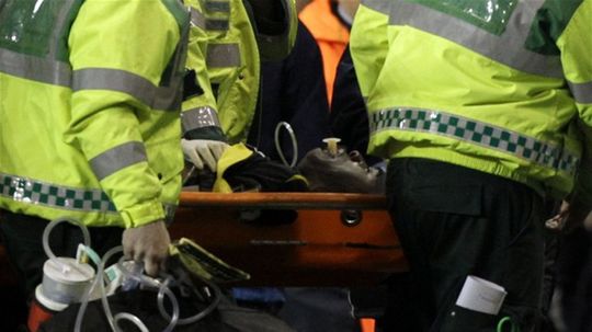 Fabrica Muambu odnášajú na nosidlách do...