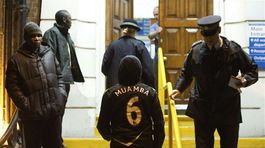Muž v bunde s menovkou Fabricea Muambu prichádza do nemocnice Chest v Londýne.