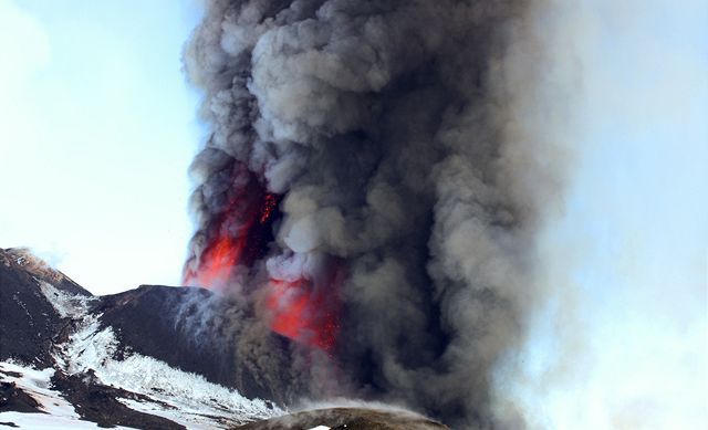 Etna vychrlila popol až do sedemkilometrovej...