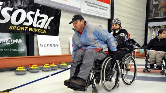 Dušan Pitoňák v akcii pri curlingu.
