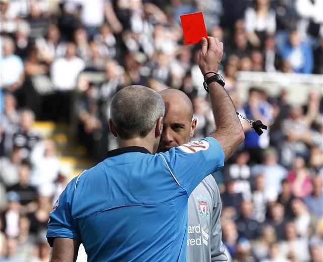 Pepe Reina dostal červenú kartu za konflikt s...