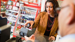 Poliaci postupne zrušia nedeľný predaj