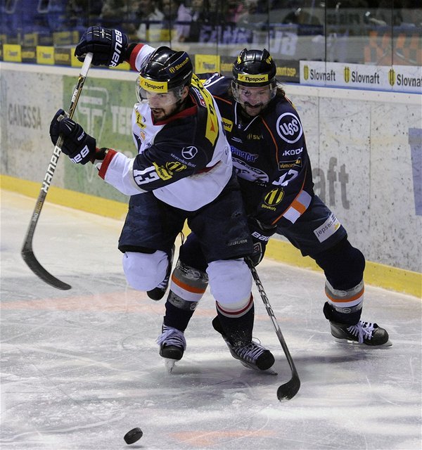 David Buc zo Slovana (vľavo) v súboji s...