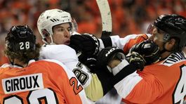 Do bitiek sa zapojil aj Sidney Crosby (v bielom).