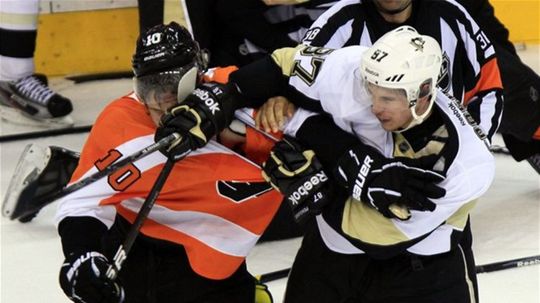 Sidney Crosby (vpravo) udiera do tváre Braydena...