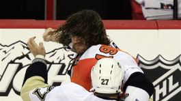 Letec Scott Hartnell (vzadu) počas bitky s...