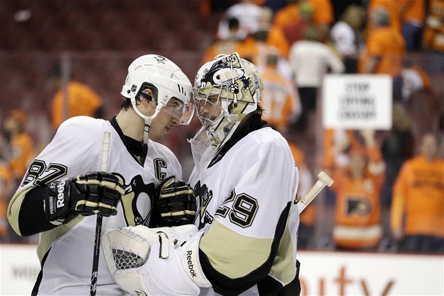 Sidney Crosby a brankár Marc-Andre Fleury si...