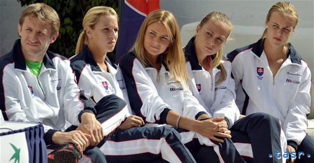Slovenské tenistky v Marbelle. Zľava kapitán...