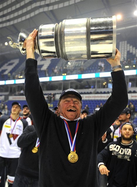 Tréner Slovana Jan Neliba s trofejou.