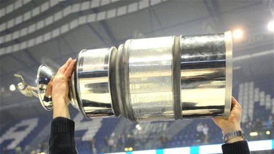 Tréner Slovana Jan Neliba s trofejou.