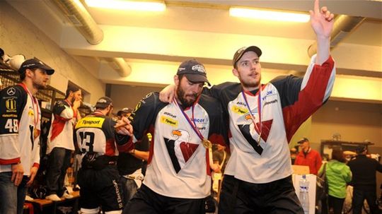 Majstrovské oslavy v šatni Slovana.