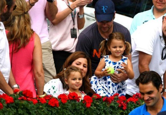 Roger Federer a za ním jeho rodinka.