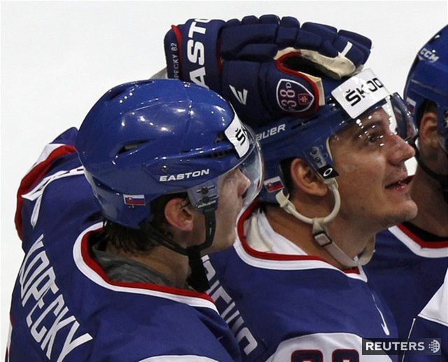 Tomáš Kopecký sa teší s Brankom Radivojevičom.