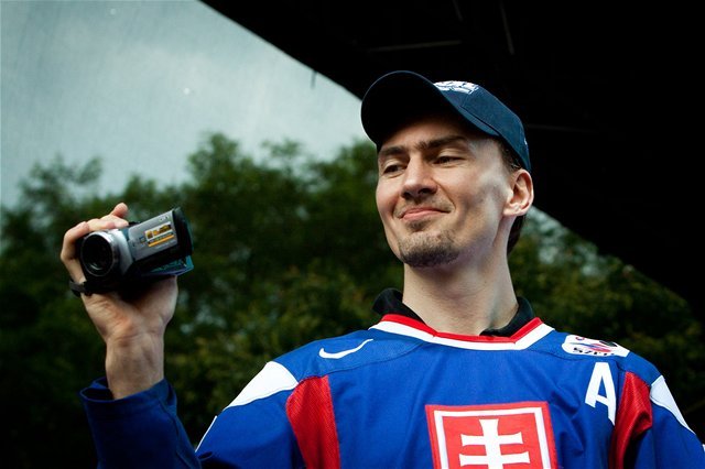 Miroslav Šatan si nahráva na kameru oslavy...