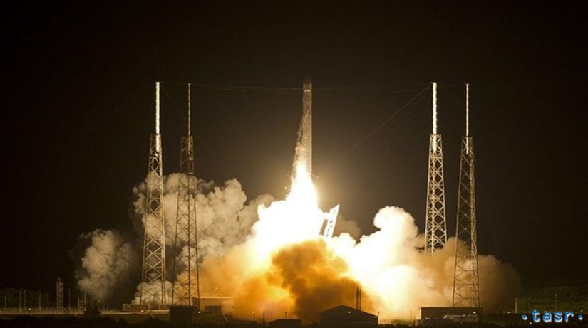 Komerčná raketa bez posádky Falcon-9 s...