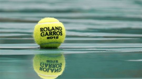 Ženské semifinále v Paríži oddialil dážď.