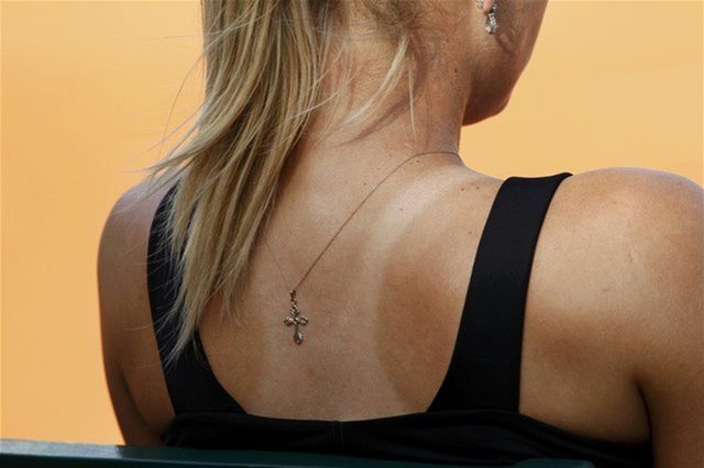 Krížik na krku Marie Šarapovovej.