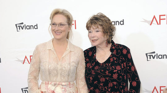 Herečky Meryl Streep (vľavo) a Shirley MacLaine...