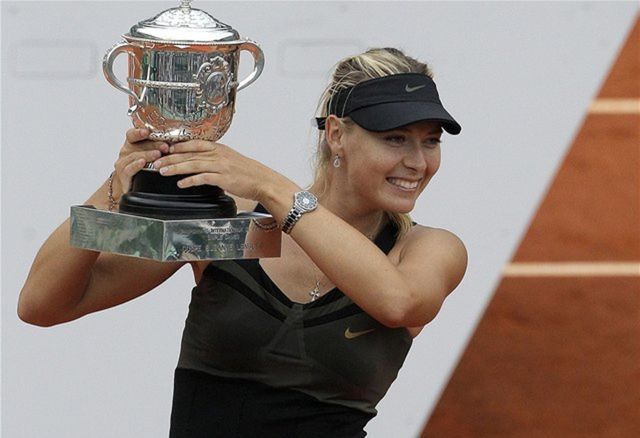 Najskôr cennú trofej ukázala celému svetu.