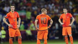  Robin van Persie, Wesley Sneijder a v pozadí Marc van Bommel