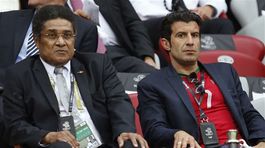 Portugalské legendy Eusébio (vľavo) a Luis Figo v hľadisku počas zápasu Portugalsko - Česko.
