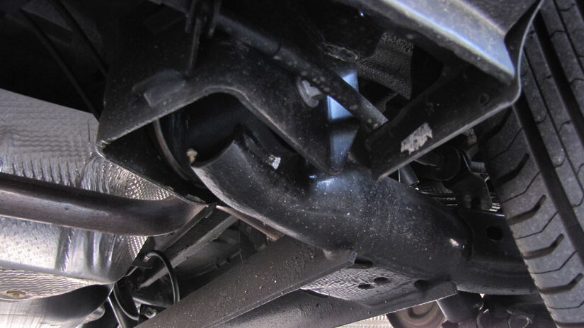 Zadná náprava je len jednoduchou priečkou, ale...