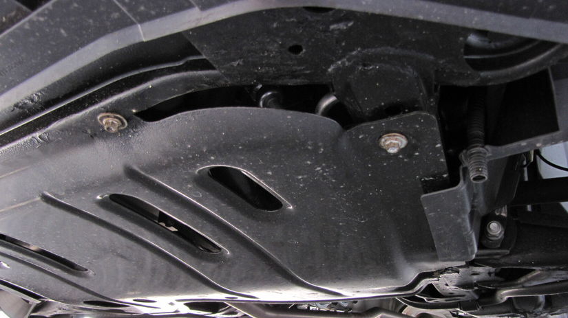 Aj Lodgy má pod motorom poctivý plechový kryt....