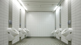 Naučia 'anglické pisoáre' Číňanov záchodovú etiketu?