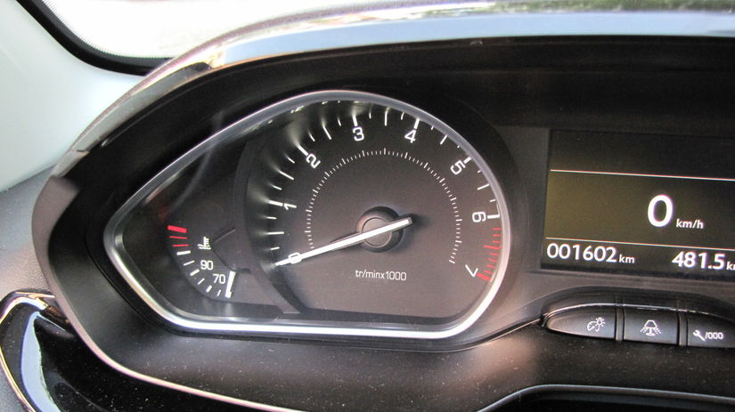 Kým na otáčkomere trojvalcového Peugeotu 208...