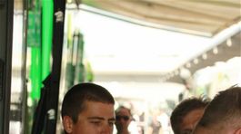 Peter Sagan rozdáva autogramy fanúšikom.